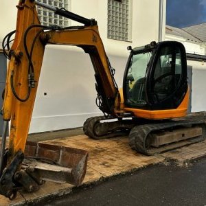 foto 8.3t excavator ofset rubber JCB 8080